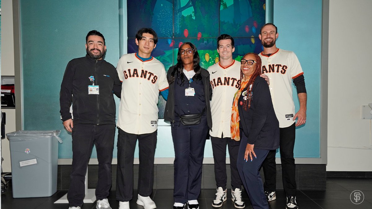 SFGiants's tweet photo. All smiles this morning at UCSF Benioff Children's Hospital 🤩 https://t.co/nMpSFrQMS9
