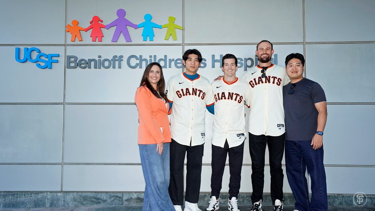 SFGiants's tweet photo. All smiles this morning at UCSF Benioff Children's Hospital 🤩 https://t.co/nMpSFrQMS9