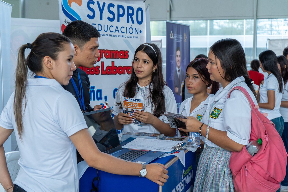comfamiliarh's tweet photo. Nuestra V Expoferia Universitaria fue un éxito rotundo. Con más de 50 instituciones de educación superior presentes y más de 4 mil asistentes.
Gracias a nuestros aliados @HuilaGob @AlcaldiaNeiva @CCHuila @ICETEX 
•
#ComfamiliarHuila #PortuProgresoTodo #VExpoferiaUniversitaria https://t.co/1ROH17cSrx