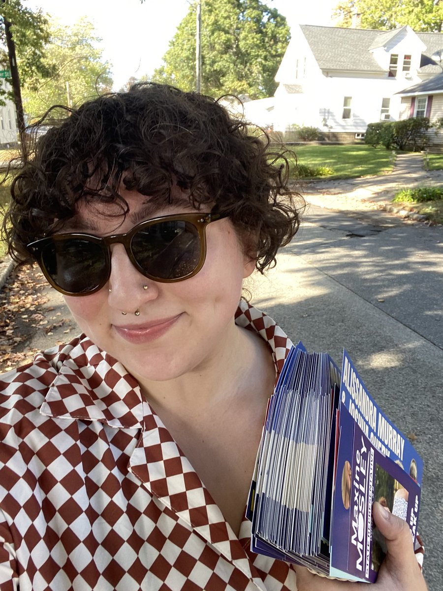 alissandra4mht's tweet photo. It was a beautiful day to knock doors with #TeamSouthside in ward 9 βοΈ Folks are ready to vote for a more affordable and equitable New Hampshire! π
I was so excited to have new literature in both French and Spanish, ensuring we can connect with *everyone* in our community π€ https://t.co/GF0q2EtXnN