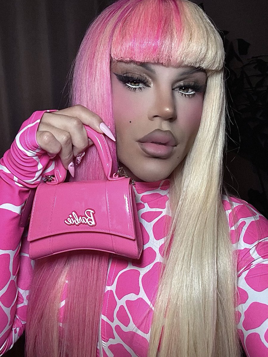 BarbieVenuz's tweet photo. 𝐒𝐔𝐏𝐄𝐑 𝐁𝐀𝐒𝐒💖
#GagCity #GagCitySanDiego #NickiMinaj ✈️

Dreams do come true. Nostalgic &amp; emotional night✨. A full circle moment for me. The queen👑 of rap @NICKIMINAJ you are unreal. Been a fan since playtime is over. I will never forget this moment. I love you🥹!!!! https://t.co/UOgV8ylg1M