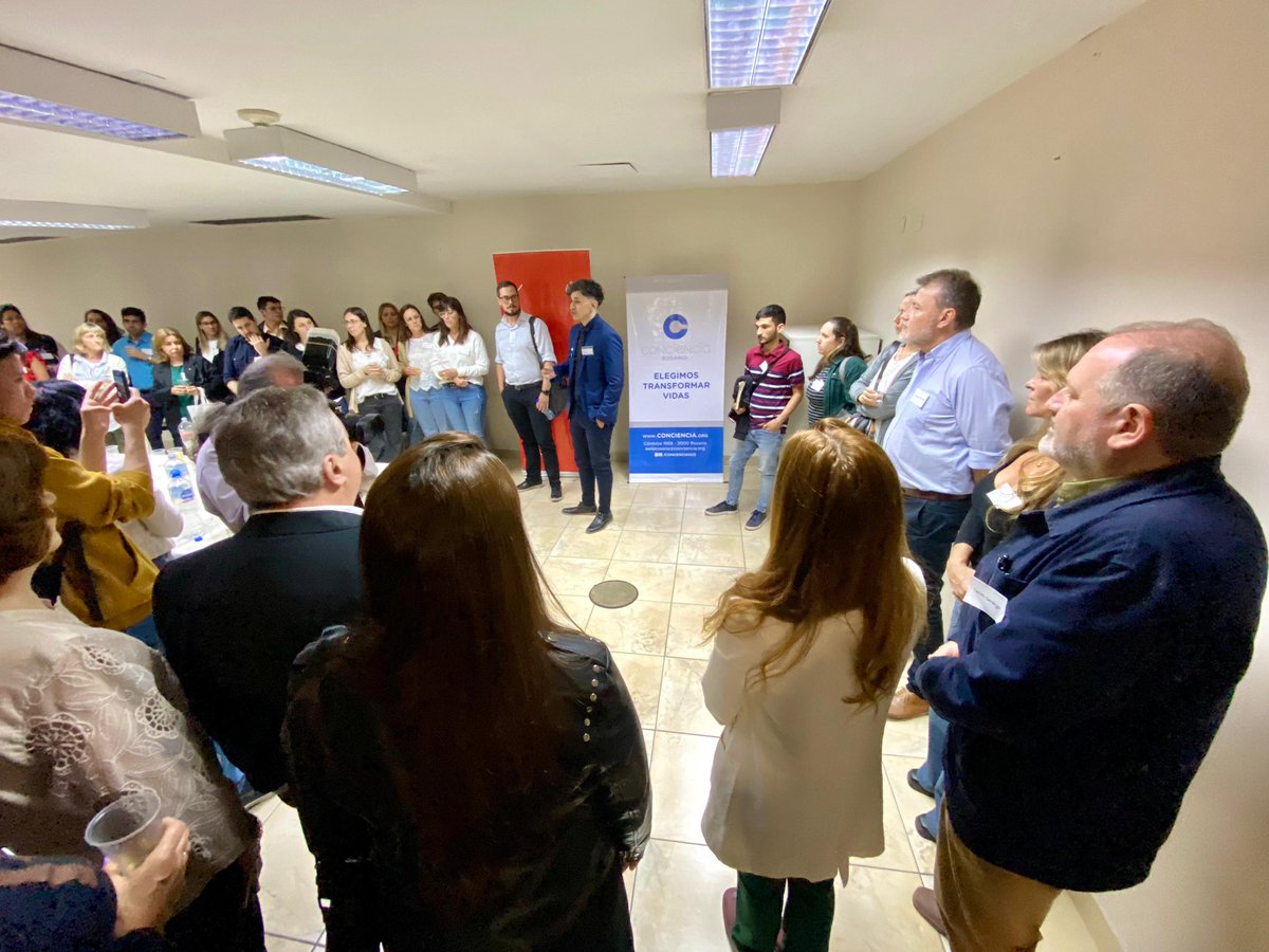 _charlycardozo's tweet photo. 🇺🇳 Acompañando y apoyando una nueva edición del programa #UniendoMetas organizado por @AsConciencia en @ucasederosario 
🌎 En el Modelo Naciones Unidas participan cientos de jóvenes de escuelas secundarias de #Rosario, sumando valores en educación cívica y política internacional https://t.co/jYfsGn9Fyg