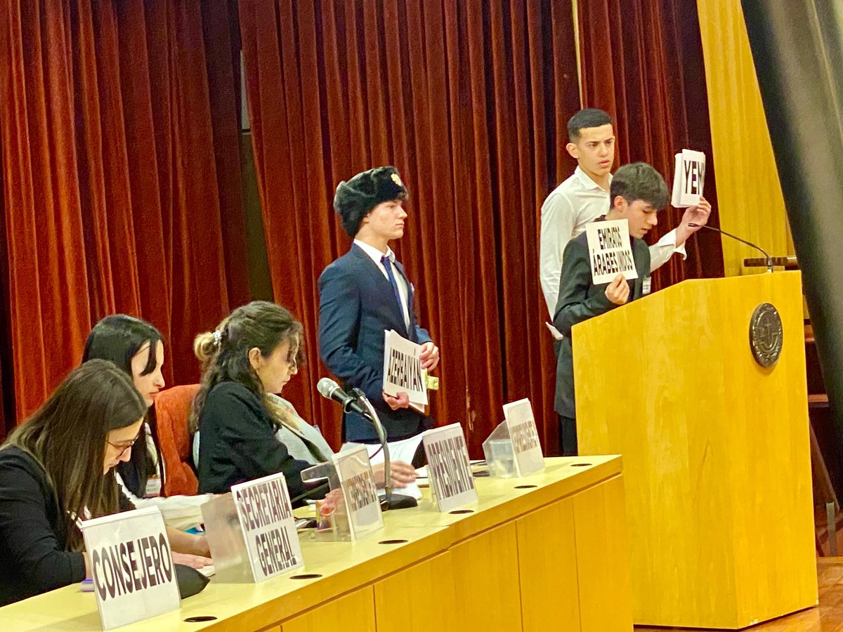 _charlycardozo's tweet photo. 🇺🇳 Acompañando y apoyando una nueva edición del programa #UniendoMetas organizado por @AsConciencia en @ucasederosario 
🌎 En el Modelo Naciones Unidas participan cientos de jóvenes de escuelas secundarias de #Rosario, sumando valores en educación cívica y política internacional https://t.co/jYfsGn9Fyg