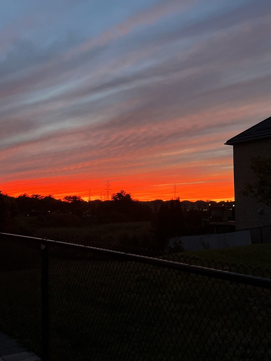 Stefan_D2's tweet photo. The sky’s been looking crazy the past couple evenings! https://t.co/dAxgtqpUcQ