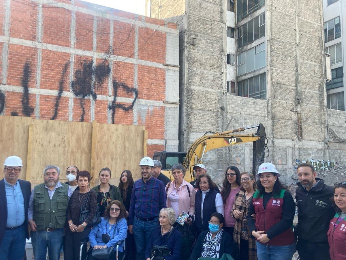 VecinoSinaloa93's tweet photo. 14 familias de Sinaloa 93, han aguardado más de 7 años su derecho a reconstrucción; 2 de nuestros vecinos fallecieron esperando

Confiamos en que el compromiso establecido por @martibatres, @GobCDMX, será cumplido garantizando formalmente, la suficiencia presupuestal de la obra https://t.co/7rkTcfIil1