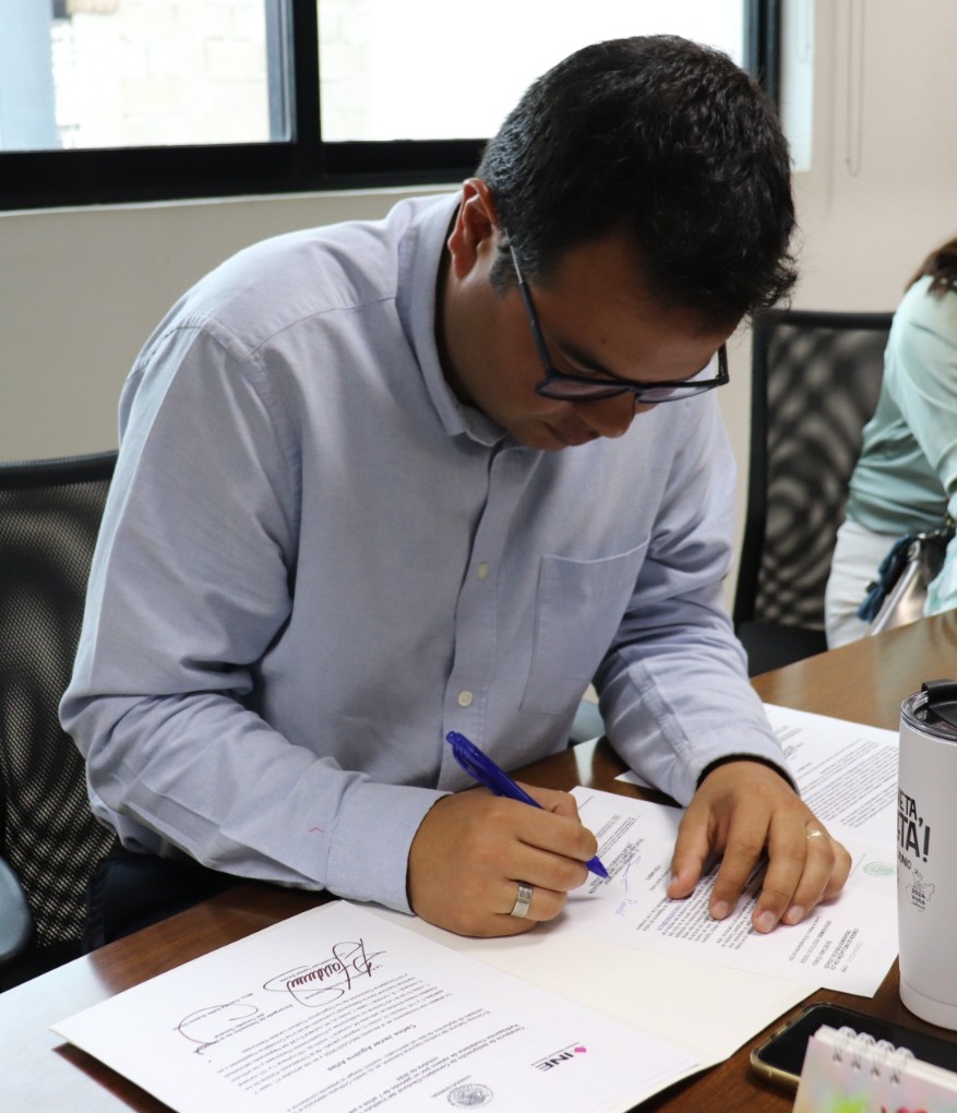 IEPC Jalisco (@iepcjalisco) on Twitter photo El <a href="/INEJALISCO/">INE Jalisco</a>, a través de su Delegado en Jalisco, Luis Zamora Cobián, entregó los nombramientos a <a href="/MelissaAmezcuaY/">Melissa Amezcua Y</a>, <a href="/migumo21/">Miriam Gutierrez</a> y <a href="/caguirrearias/">Carlos Aguirre Arias</a>, como Consejeras y Consejero del Instituto Electoral y de Participación Ciudadana de Jalisco. El <a href="/INEJALISCO/">INE Jalisco</a>, a través de su Delegado en Jalisco, Luis Zamora Cobián, entregó los nombramientos a <a href="/MelissaAmezcuaY/">Melissa Amezcua Y</a>, <a href="/migumo21/">Miriam Gutierrez</a> y <a href="/caguirrearias/">Carlos Aguirre Arias</a>, como Consejeras y Consejero del Instituto Electoral y de Participación Ciudadana de Jalisco.