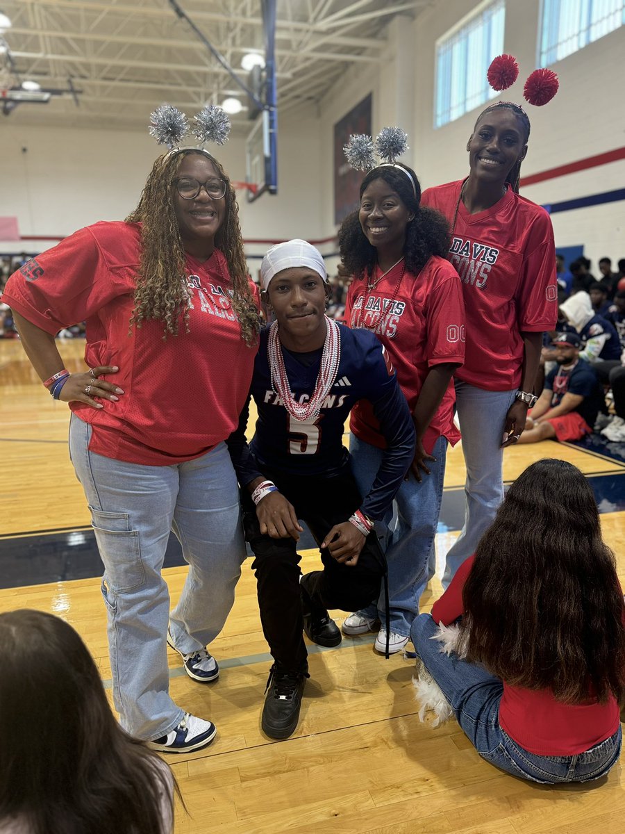 🪨, 📄,  ✂️ was a HUGE success!! Thank you to all of the admin, faculty, staff, and students that participated in cultivating the BOOM 💥 around campus! See you at the HOCO 🏈 game, TONIGHT!