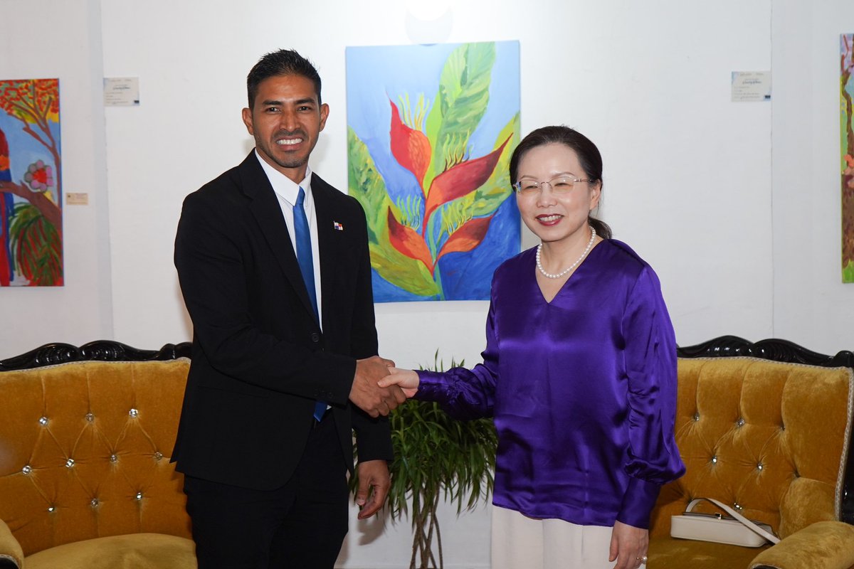 Hoy Tuvimos la visita de la Embajadora de la RP China, Xu Xueyuan, que realizó una visita en Santiago.
La embajadora manifestó su interés en promover colaboración entre Santiago y empresas chinas, resaltando la importancia de atraer inversiones que beneficien a la comunidad.