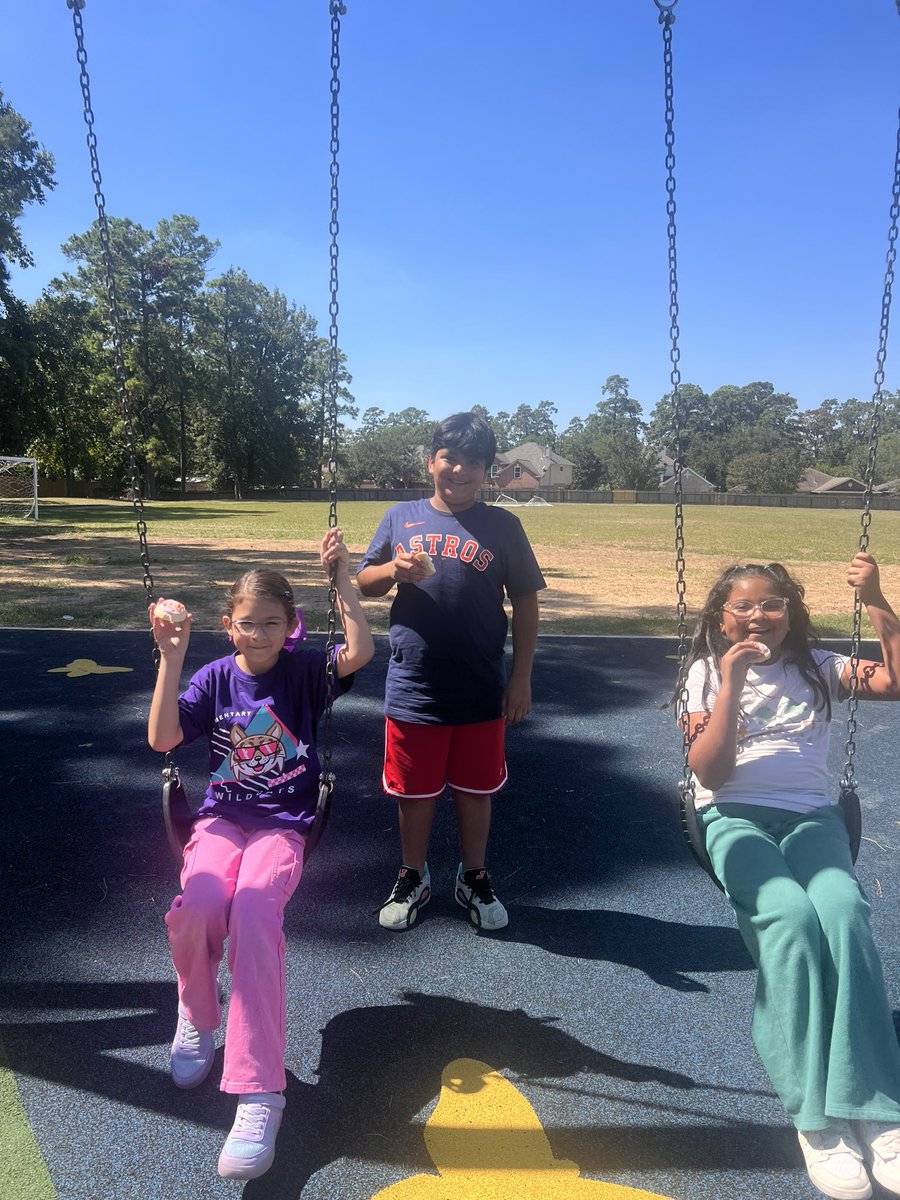 The weather was nice and I celebrated the 1st Birthday Lunch Bunch of the year, and enjoyed lunch and cookies, in the garden with my <a href="/HumbleISD_HE/">Humble Elementary</a> Wildcats ❤️🤗🎉 #Septemberbirthdays