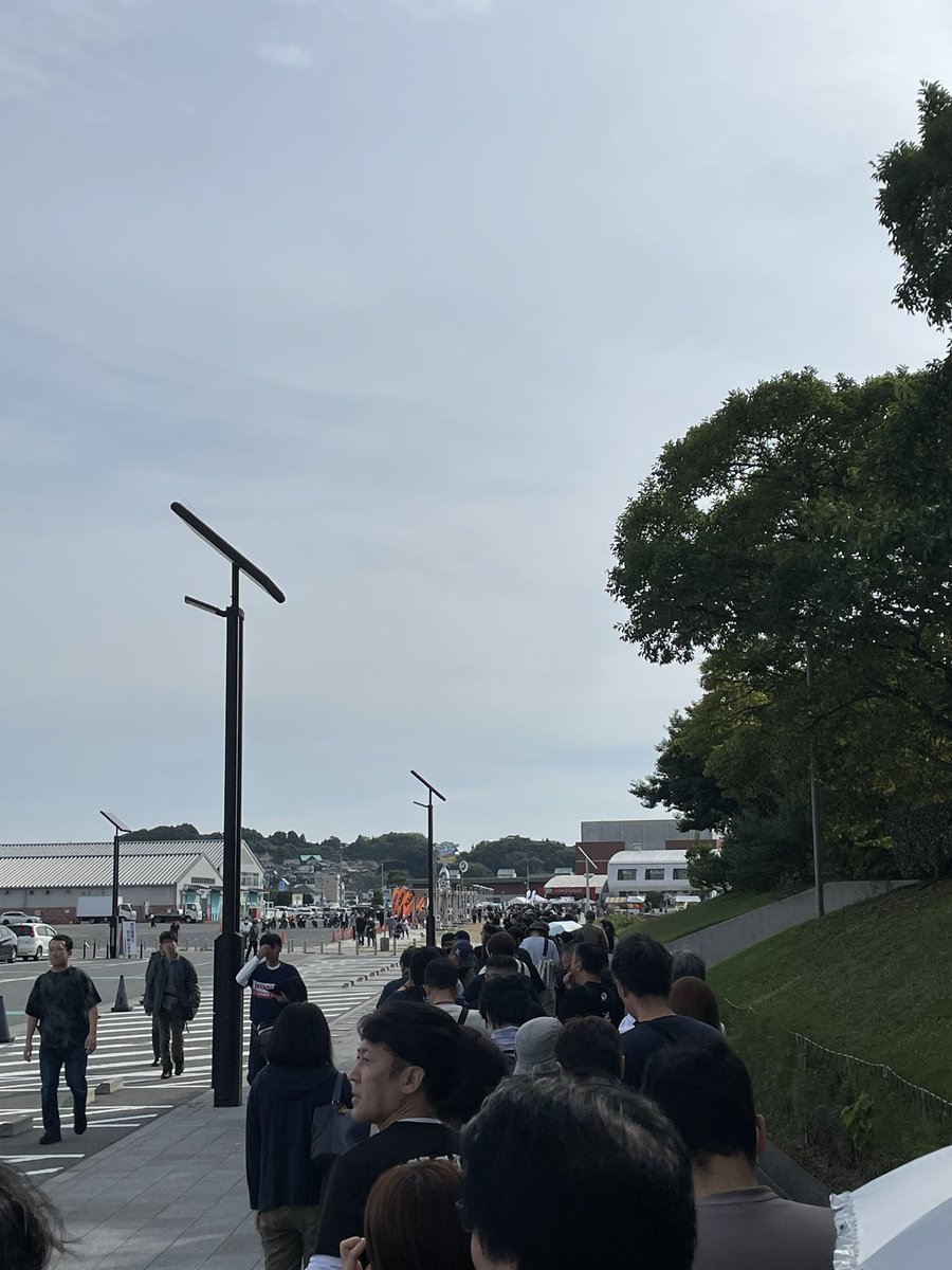 mina040410's tweet photo. いわきららみゅうで独オタあっきーさん脳筋ライダーさんごじゃしさん目当てに来たのですが…すでにこの人だかり…

無事に入場できるかな(⌒-⌒; ) https://t.co/KoVTu6zp6I