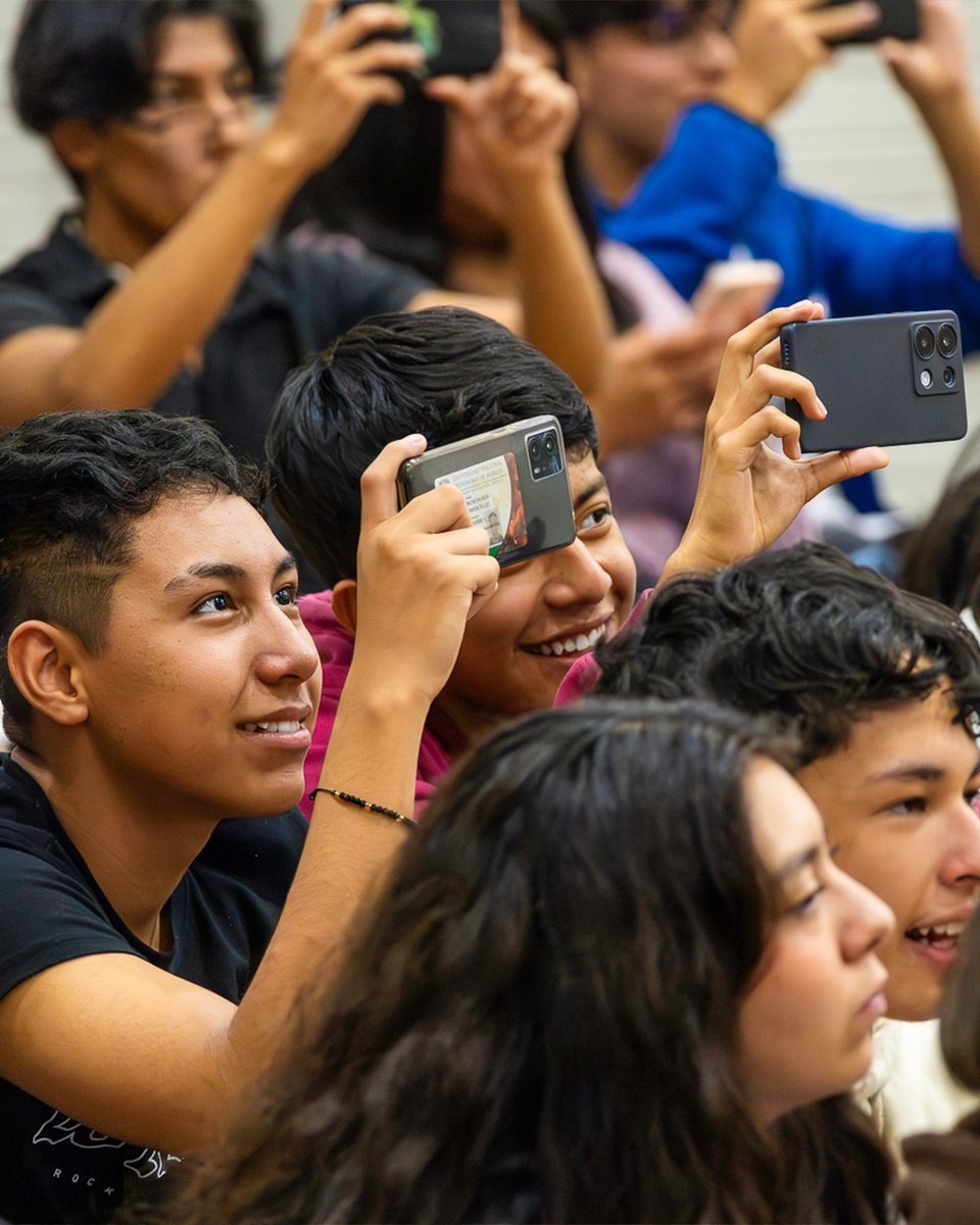 enp_unam's tweet photo. #NotiPrepas 🦸🤼🐾
Estudiantes de #Prepa4 recibieron a los luchadores del programa de Circuitos Culturales de @CulturaUNAM con toda la emoción y las porras que hicieron vibrar el gimnasio. @EnpCultural @DifusionP4 https://t.co/ZTQGD29COb