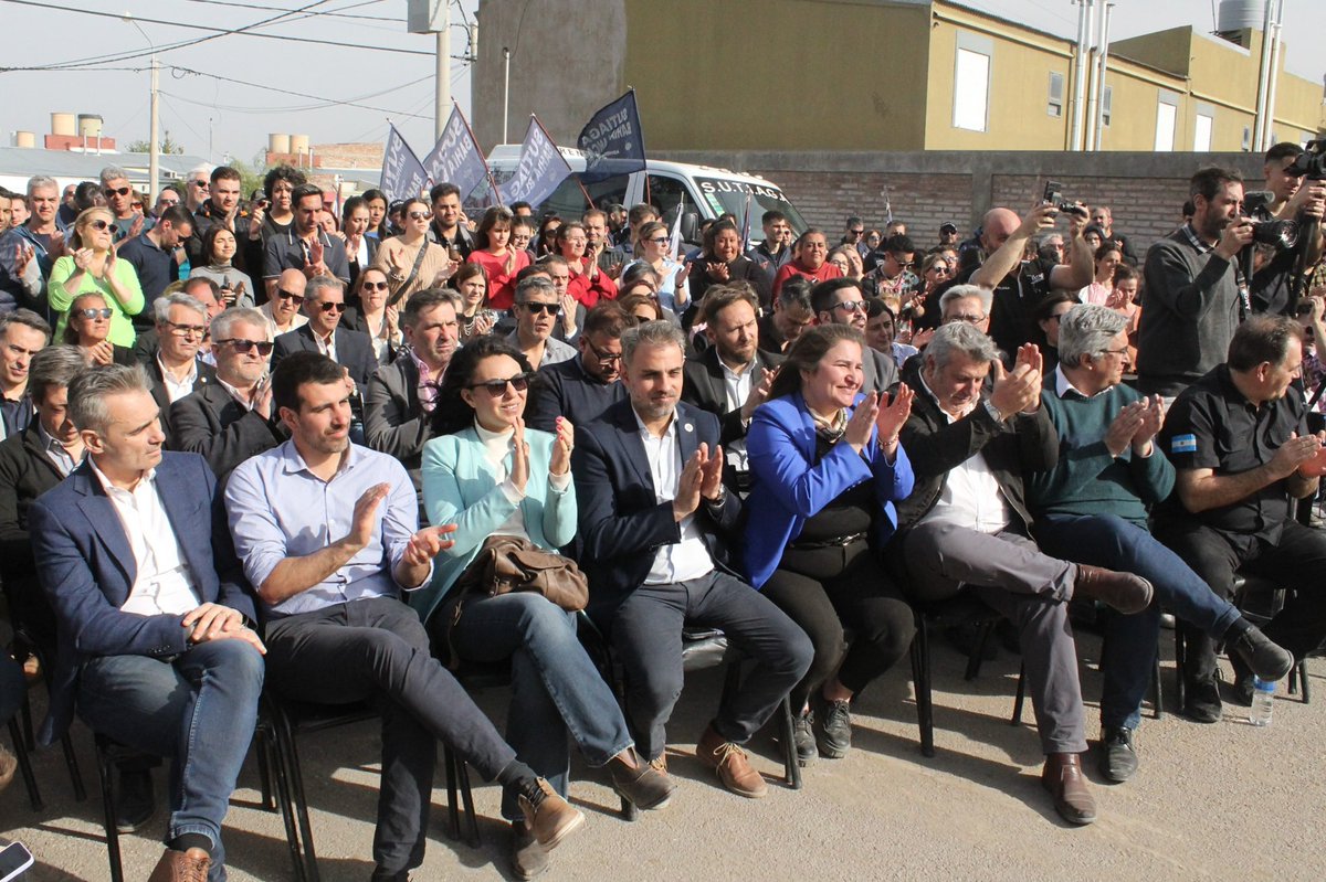 En Bahía Blanca recibieron las llaves de su vivienda 18 familias de la mano de gobernador <a href="/Kicillofok/">Axel Kicillof</a> y del intendente <a href="/fsusbielles/">Federico Susbielles</a>.

La Provincia está impulsando la obra Planta Patagonia de ABSA entre muchas otras, que permitirá mejorar el servicio de agua para más de 300 mil