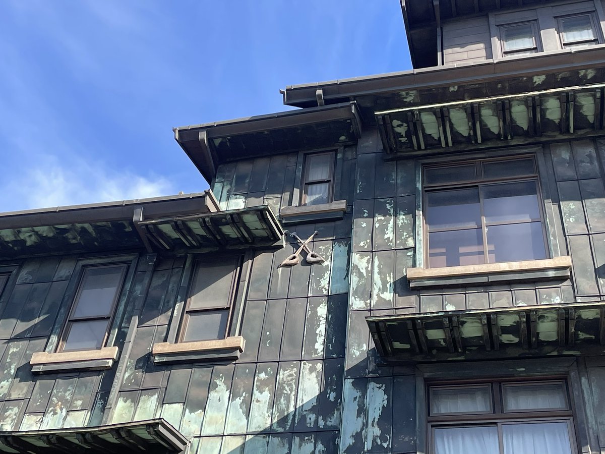 kmngr's tweet image. 加古川市別府の多木浜洋館=あかがね御殿=同比閣 建物や造作のいたるところにこの多木化学の社章が入ってる これは犂(からすき)の交差したモティーフ 農業を支える化学肥料会社らしい豊穣の農具の社章 また一時は鉄道まで引いた地元屈指の企業、駅から別府の街を歩いてもこの社章はよく見かける