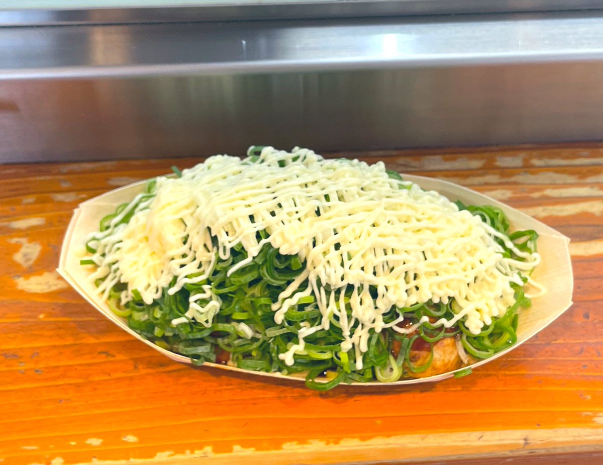 takoyaki_sweets's tweet image. 梅田でいっつも長蛇の列のたこ焼きやさん #はなだこ さん
生だこを使用してるんやて‼️
たこのだしの味とたこのぷりぷり感がええんや～🐙🐙
そのまま食べても美味しいけど、ワイのおすすめは #ネギマヨ やねん。
ネギでたこ焼きが見えへんって😛
#たこパティエ　#大阪土産