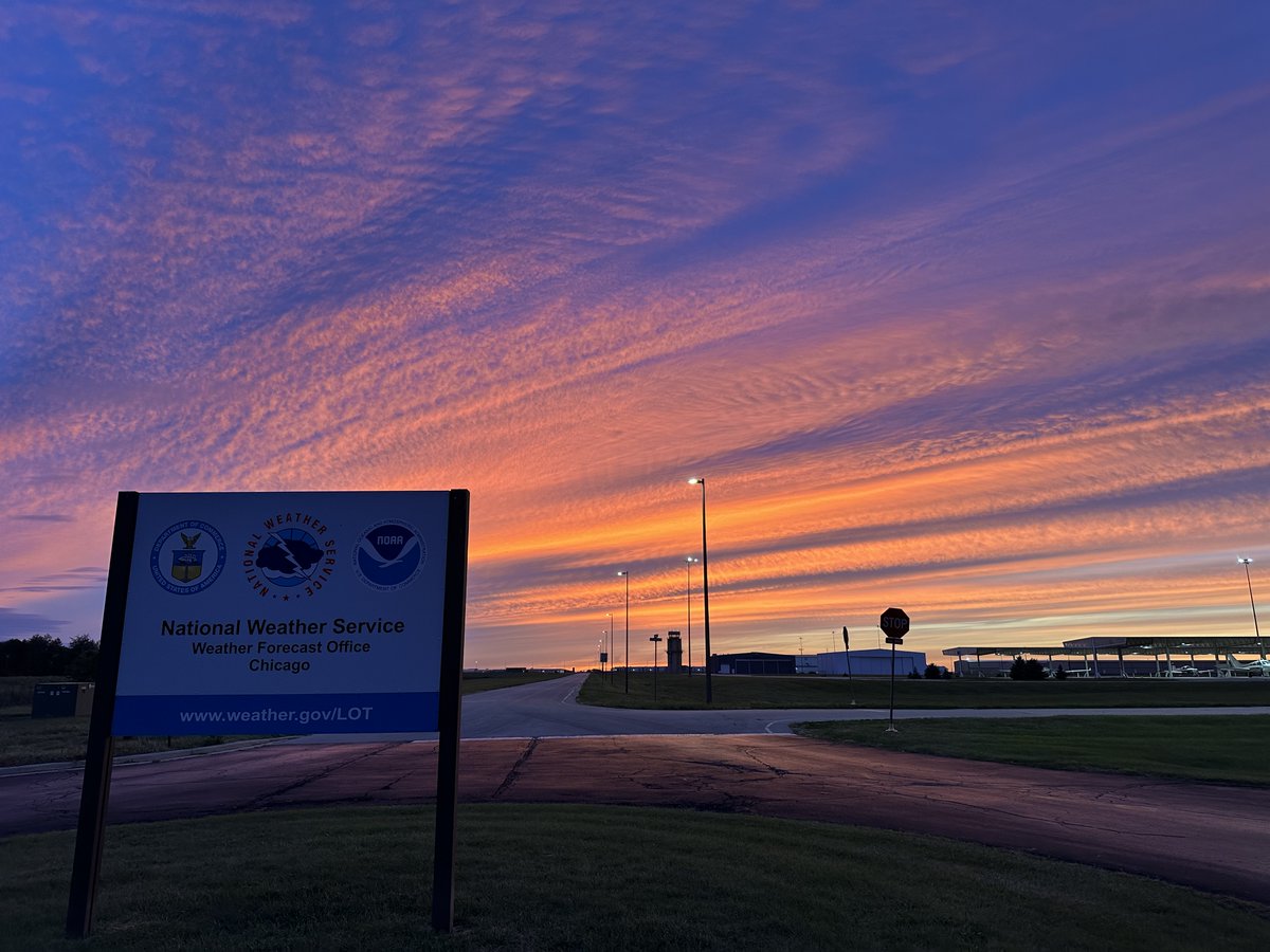 NWSChicago's tweet image. Incredible sunset this evening here at NWS Chicago beneath high clouds extending from the post-tropical remnants of Helene. Hopefully you were able to catch it! #ILwx #INwx🤩