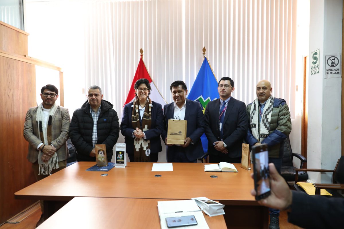 CarmenVelardeK's tweet photo. Esta semana llegamos a la región de Puno para inaugurar una Agencia del Voluntariado de la Identificación @ReniecPeru en la Municipalidad Distrital de Pomata y presentar el centro de impresión de DNI electrónico para que los ciudadanos puedan contar con su documento de identidad, de manera más rápida y segura. 
También, supervisamos los puntos de atención en las provincias de Puno y San Román, reafirmando nuestro compromiso de mejorar la cobertura y reducir la brecha de indocumentación.
Además, tuvimos la oportunidad de presentar a los medios la campaña “El Padrón lo Hacemos Todos”, donde compartimos datos sobre la población electoral de la región. Esta campaña busca que los ciudadanos actualicen sus datos en el DNI antes de abril de 2025, preparando así el padrón para las Elecciones Generales 2026.
Finalmente, nos reunimos con el Gobernador Regional de Puno y el alcalde Provincial de San Román, fortaleciendo así la coordinación interinstitucional en favor de los ciudadanos.
Seguiremos trabajando para que los servicios del #Reniec estén siempre más cerca de ustedes.