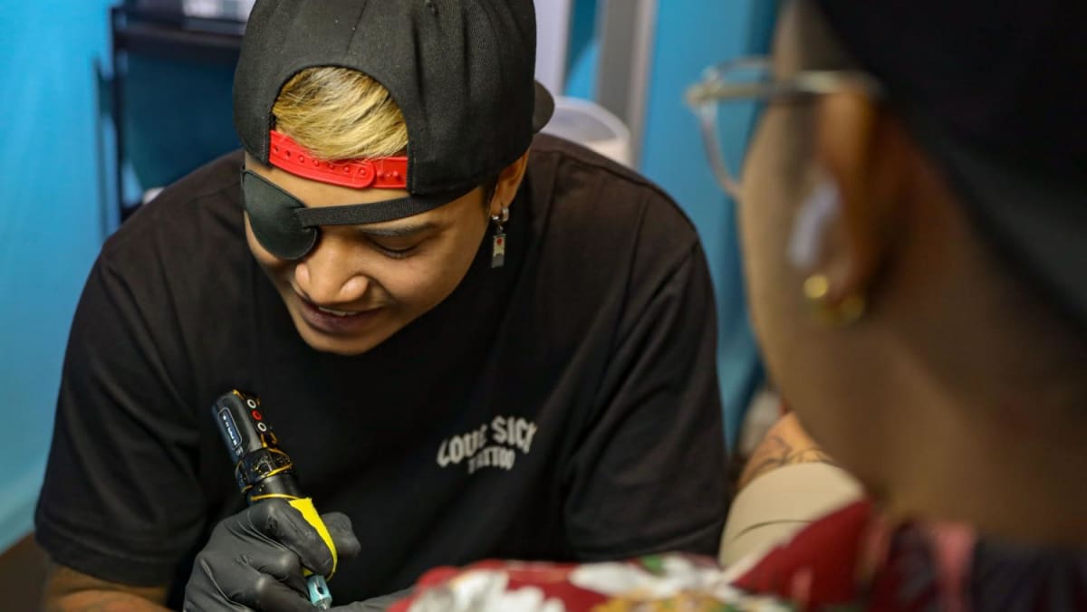 The Stories Behind: The one-eyed tattoo artist who won't let a rare disease affect his craft todayonline.com/features/stori…