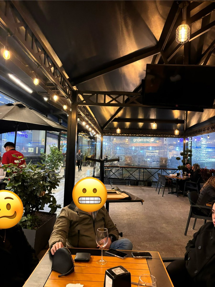 rcamacho4's tweet photo. Que mal @PrissaGourmet corriendo a los clientes desde 8:20 en viernes cuando cierran a las 9 pm.   Pésimo servicio!!!  Estábamos viendo el #ViernesBotanero y nos apagaron las pantallas 8:20….  Sres Benítez cuidado!!! La fama se pierde con estas malas acciones de sus empleados. https://t.co/8aJeTktU60