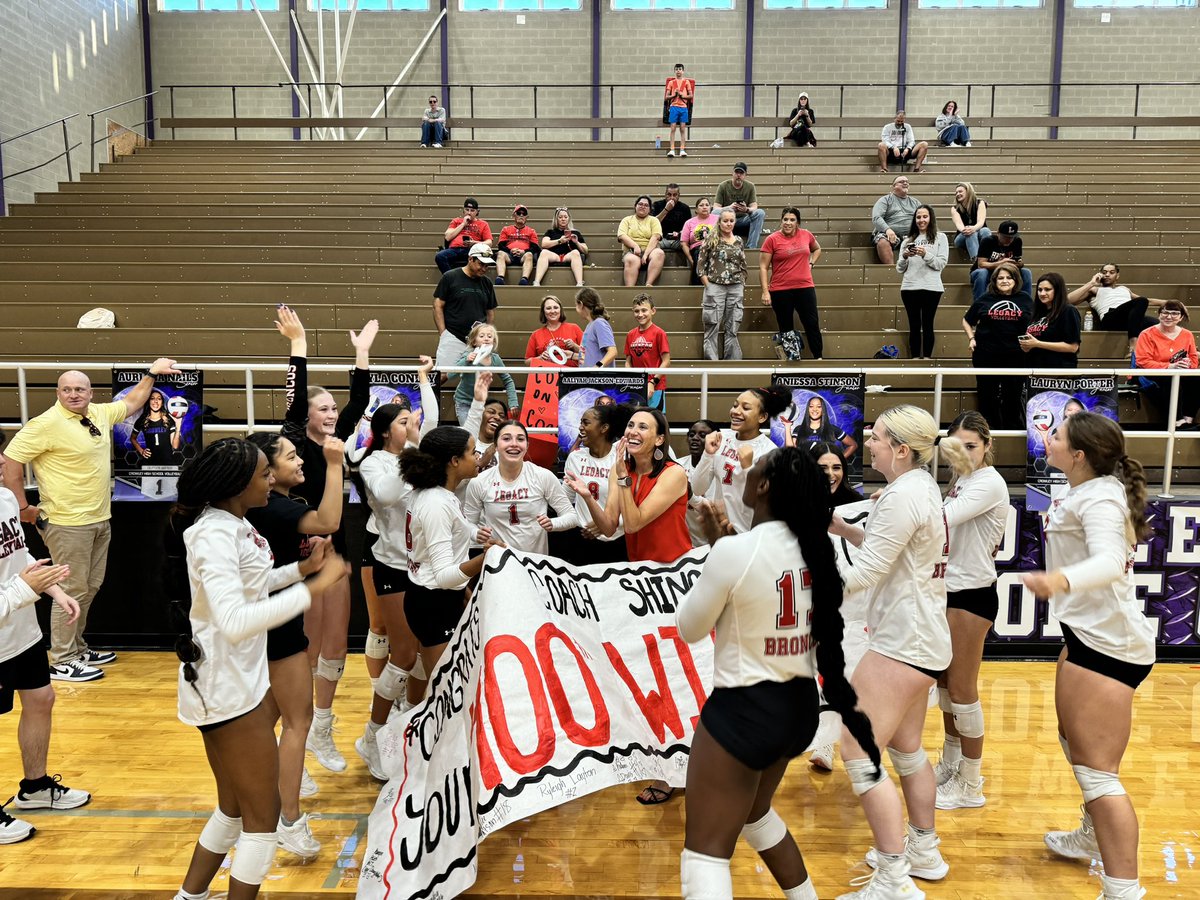 LSideVB's tweet image. 🔥What does 400 WINS look like? THIS🔥

Congratulations to our Coach Shingleton on reaching 400 wins tonight at Crowley High. Such an amazing feat. 

@MISDathletics