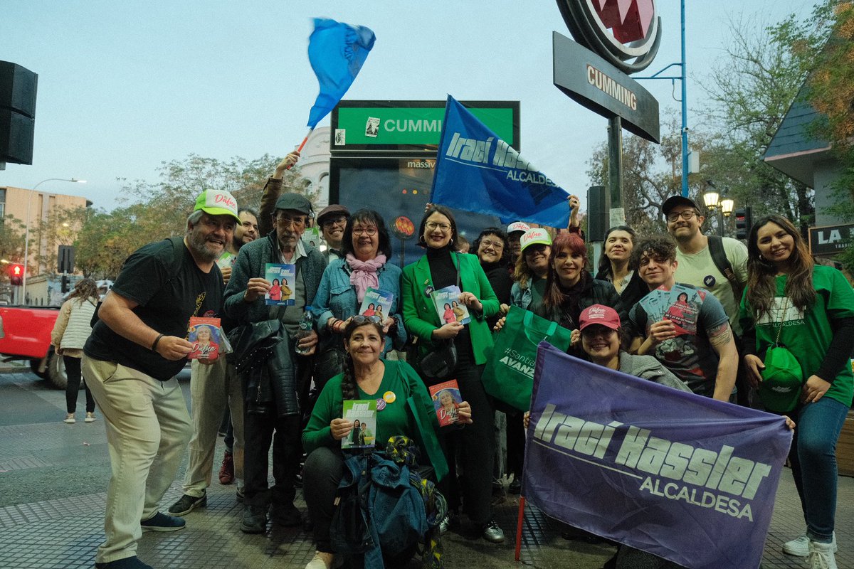 IraciHassler's tweet photo. Santiago avanza con la fuerza de sus vecinos y vecinas que conocemos y queremos esta comuna. Gracias por el cariño y la recepción, nos seguimos viendo en los barrios. 💚 https://t.co/2w3LMS88Eb