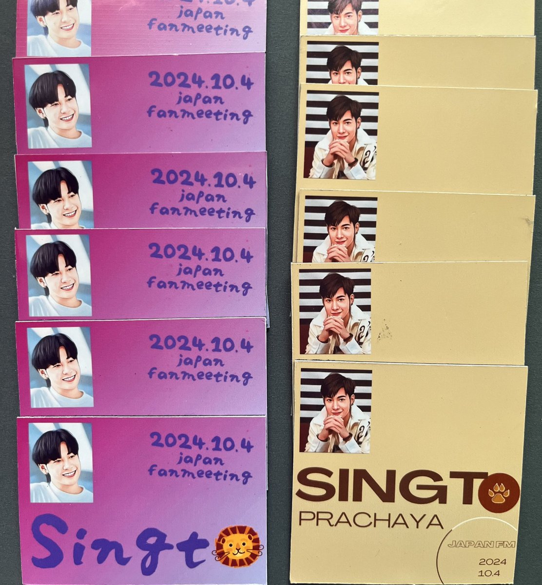 Singtoさんに初めて会える記念に、ギブアウェイ作ってみました。貰ってください！マグネットになってます。冷蔵庫の片隅にでも貼って頂けたら嬉しいです☺️
昼の部のみの参戦ですが、気軽に声をかけてください✨
#SingtoPrachaya  
#SamoonJaopaJapan