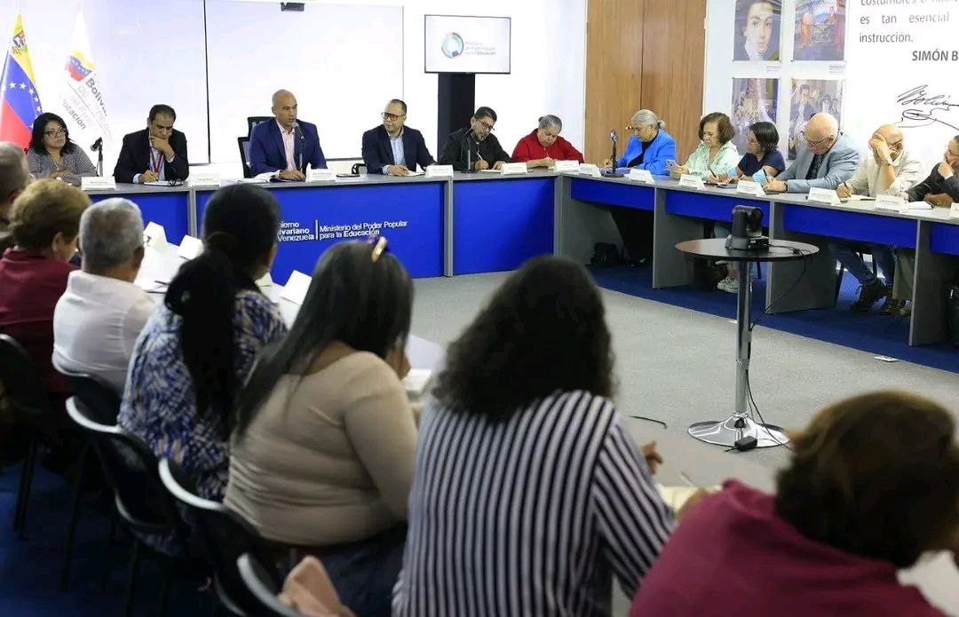 ✅📰 #NOTICIA | Min. del <a href="/MPPEDUCACION/">MPPEDUCACION</a> <a href="/HectoRodriguez/">Héctor Rodríguez C.</a>, encabezó reunión con autoridades de diversas casas de estudios para concretar algunas tareas de interés educativo.

"Trabajando de la mano con las universidades públicas y privadas del pais."

<a href="/NicolasMaduro/">Nicolás Maduro</a>
<a href="/Danielcustodio3/">Daniel Custodio</a>