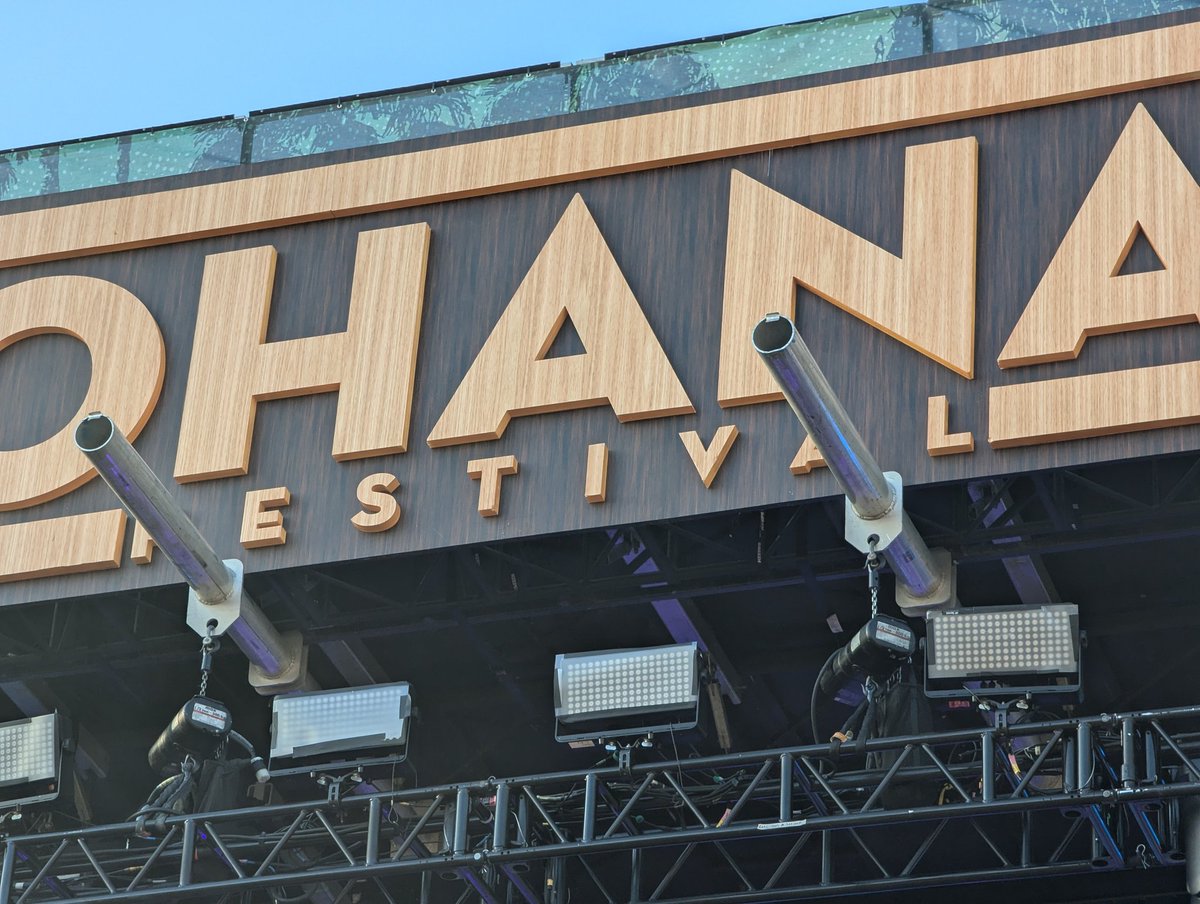 nathonrose's tweet photo. May be too much of an engineering comment... But artistically, those, what I'm assuming will be cannons for confetti or fire, obstructing the sign are stupid. https://t.co/BZYs3FufNd