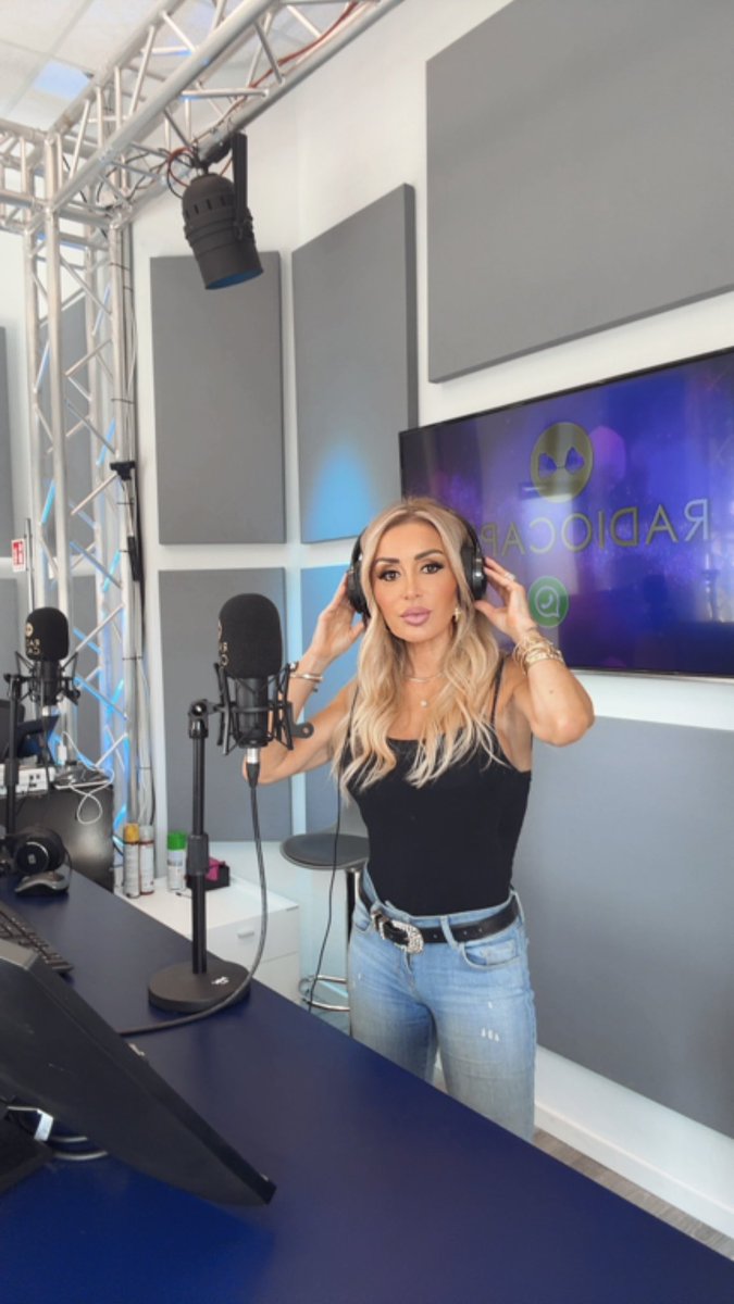 micaelaottomano's tweet photo. #radiocapri #napoli #diretta #michelechianeseconduttore #attualita #studiolegaleottomano https://t.co/9iEnxw7vH9