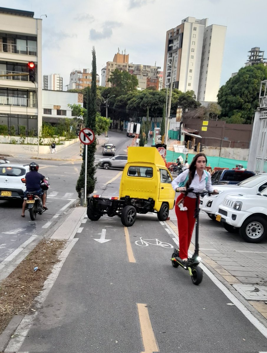 El concesionario de una reconocida marca, ubicado en la Cra. 30 con Av. Quebradaseca tiene la costumbre de parquear sus carros sobre la ciclorruta, obstaculizando el paso de los actores de la movilidad sostenible. Esperamos que las autoridades emprendan las acciones pertinentes.
