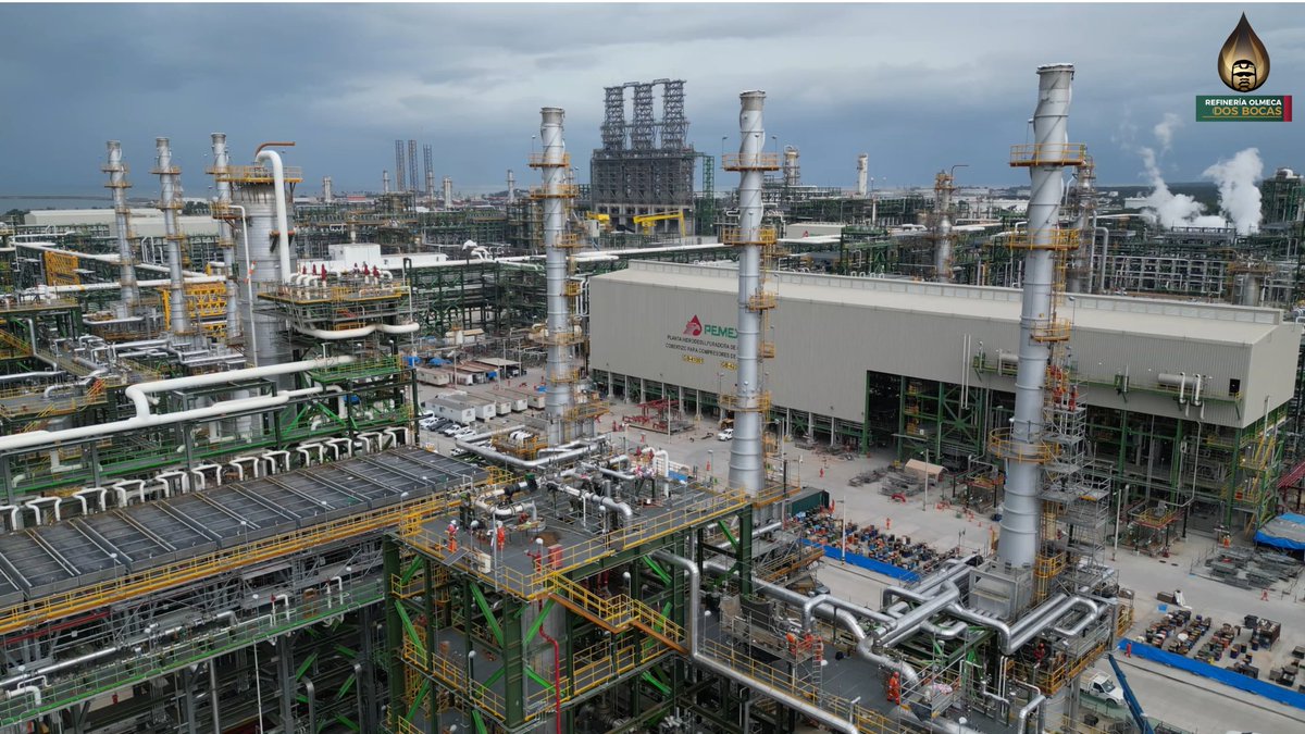 Aspecto de la planta hidrodesulfuradora de naftas de la refinería Olmeca, la cual, a través de cuatro reactores con varios lechos catalíticos fijos, trata la nafta amarga para eliminar el azufre y suministrar carga dulce a los procesos de reformación e isomerización de productos