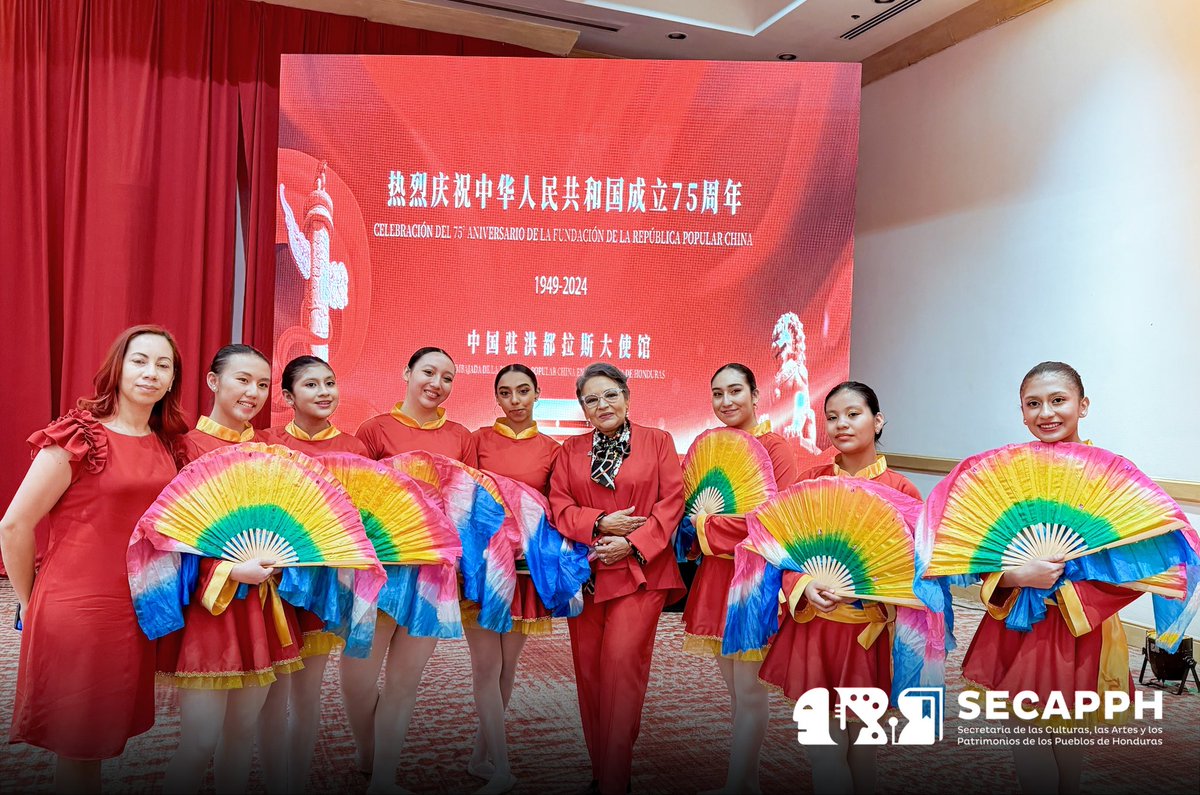 SECAPPH's tweet image. #SecapphHpy | 🇭🇳🇨🇳 Nuestra Ministra, @avo_anna, participó esta tarde en la conmemoración del 75° aniversario de la fundación de la República Popular China, un evento que refuerza los lazos de amistad y cooperación entre nuestras naciones.

#SECAPPH