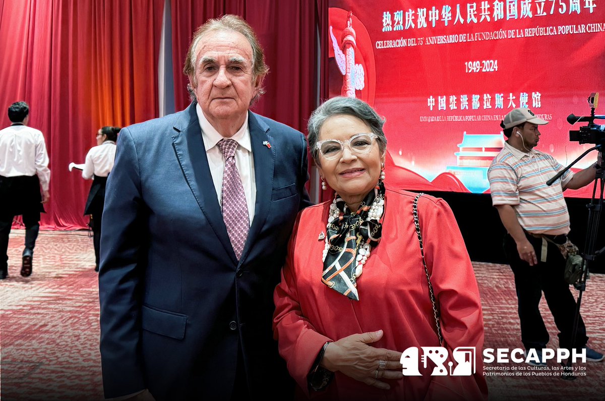 SECAPPH's tweet image. #SecapphHpy | 🇭🇳🇨🇳 Nuestra Ministra, @avo_anna, participó esta tarde en la conmemoración del 75° aniversario de la fundación de la República Popular China, un evento que refuerza los lazos de amistad y cooperación entre nuestras naciones.

#SECAPPH