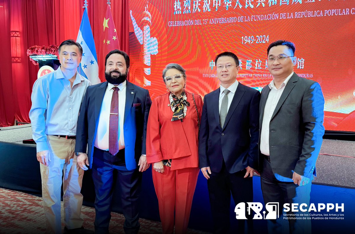 SECAPPH's tweet image. #SecapphHpy | 🇭🇳🇨🇳 Nuestra Ministra, @avo_anna, participó esta tarde en la conmemoración del 75° aniversario de la fundación de la República Popular China, un evento que refuerza los lazos de amistad y cooperación entre nuestras naciones.

#SECAPPH