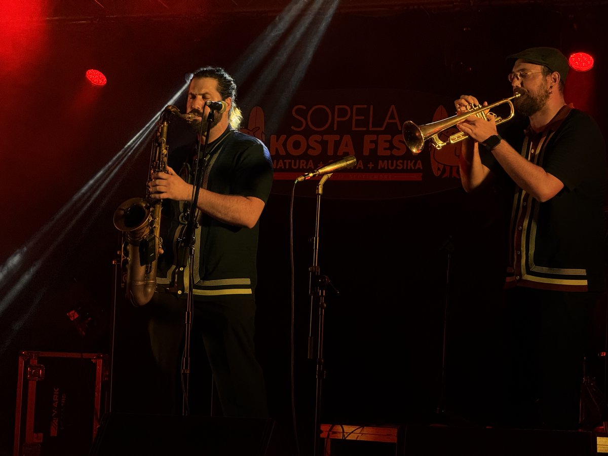 🎶 Musikak SKF-eko oholtza hartu zuen. Denetariko estiloak igo dira eszenatokira, eta bertaratu direnei gozarazi die.

🎶 La música tomó nuevamente el tablado de SKF. Han subido todo tipo de estilos al escenario, y han hecho disfrutar a los y las asistentes.

#SopelaKostaFest2024