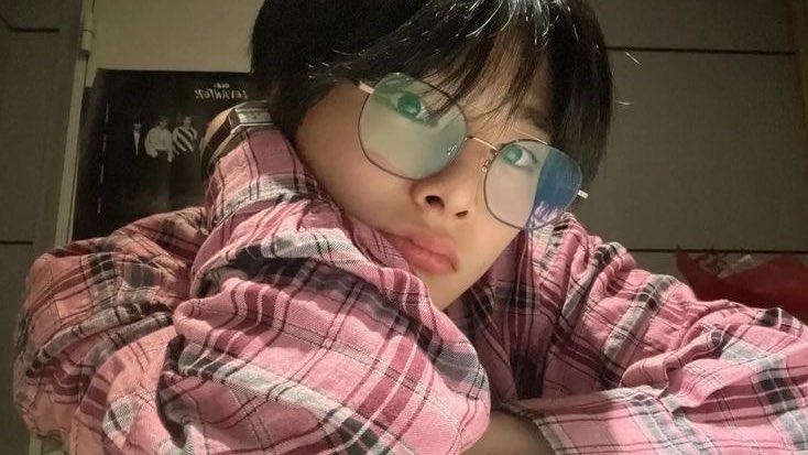 au hyunin

hj haría lo que fuera para llamar la atención del inteligente jgn. incluso si eso implica estudiar más de la cuenta o llenar su cabeza de información de la que nunca creyó interesarse.

¿logrará hacer que jg, quien solo se preocupa por sus estudios, lo note?