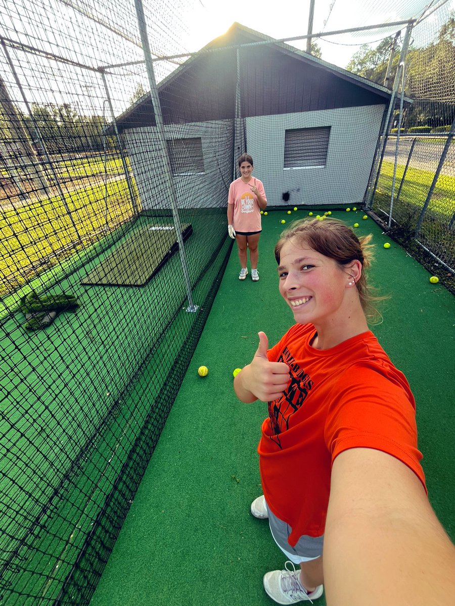 DixieDRT's tweet photo. Getting in some work even if there is a hurricane. Can’t wait for next weekend to get back on the clay in Clearwater. #GetRecuited @kianarae20 @SierraVanzant @CC_Koalas_SB @CoachJackieHuff https://t.co/zMp4NUoiCB