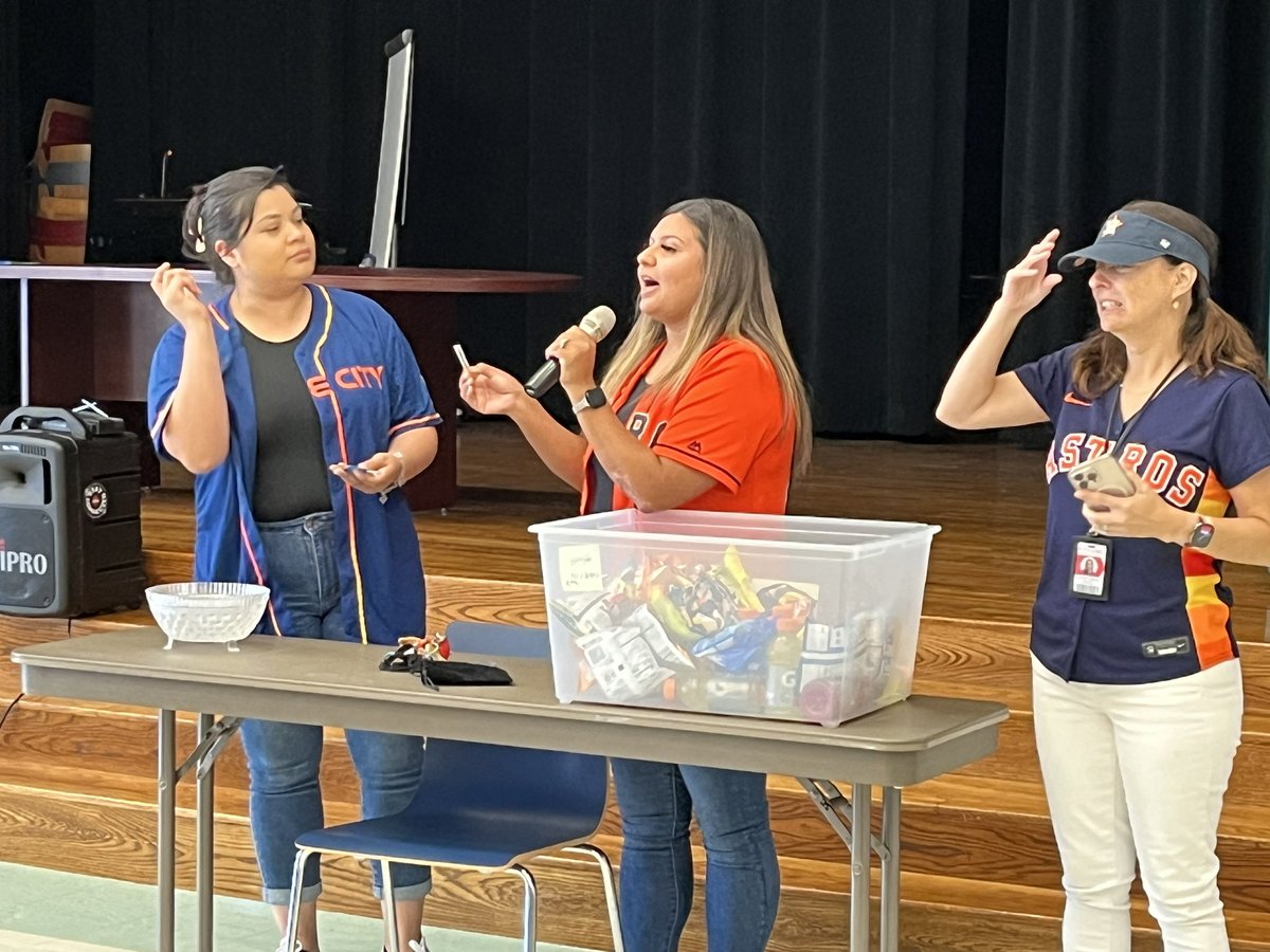 Ms. Amshoff tweet media