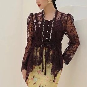 lastsafezone's tweet photo. warna merah maroon / burgundy emang bikin kulit keliatan lebih cerah yaa
aku ada rekomendasi kebaya merah maroon / burgundy yang cocok untuk wisuda/lamaran nih
✨ a thread ✨ https://t.co/OuQxkinb6t
