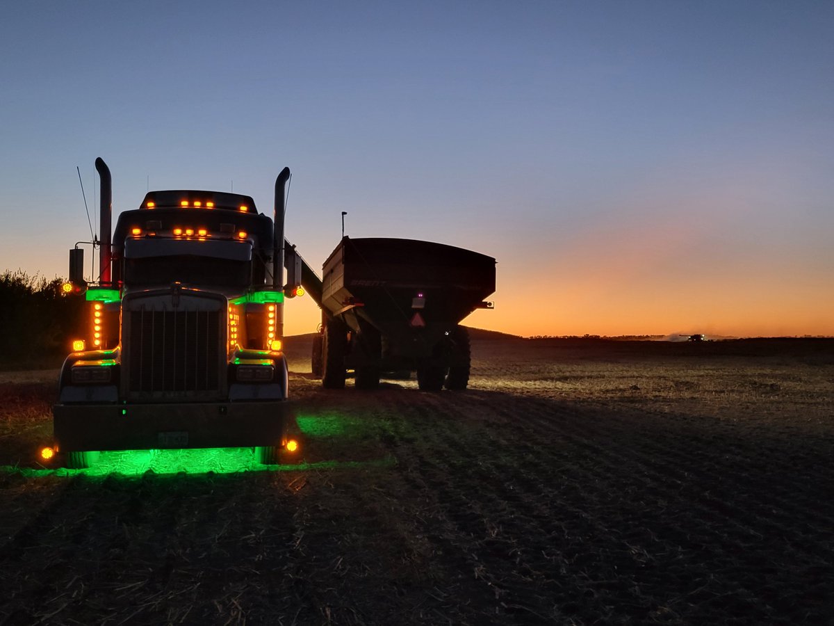 I can see a tiny light at the end of the #Harvest24 tunnel. #Kenworth  #NewHolland
