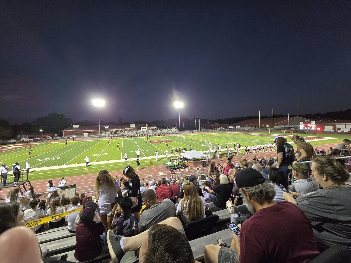 JessicaCoworks's tweet photo. There's a comfort to being back under the Friday night lights. I've missed this since the older kids graduated. #homecoming #txhsfb https://t.co/nC2ndbWF4y