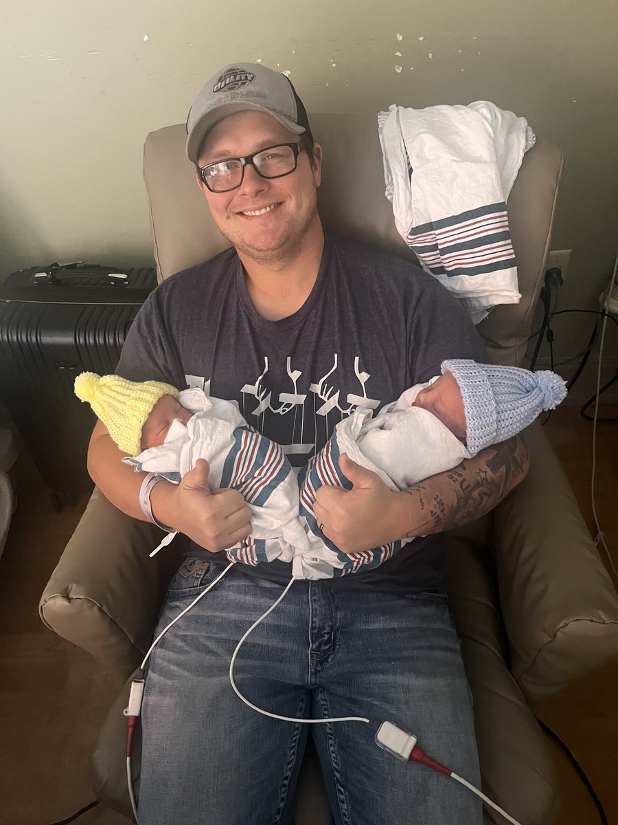 themoreyouMo's tweet photo. 6 years ago today I went on a date with some guy I met on Tinder

we’ve been married for over 4 years and have newborn twins 🥹🩵🩷 so yeah thank u @Tinder https://t.co/k2TPL41rlY