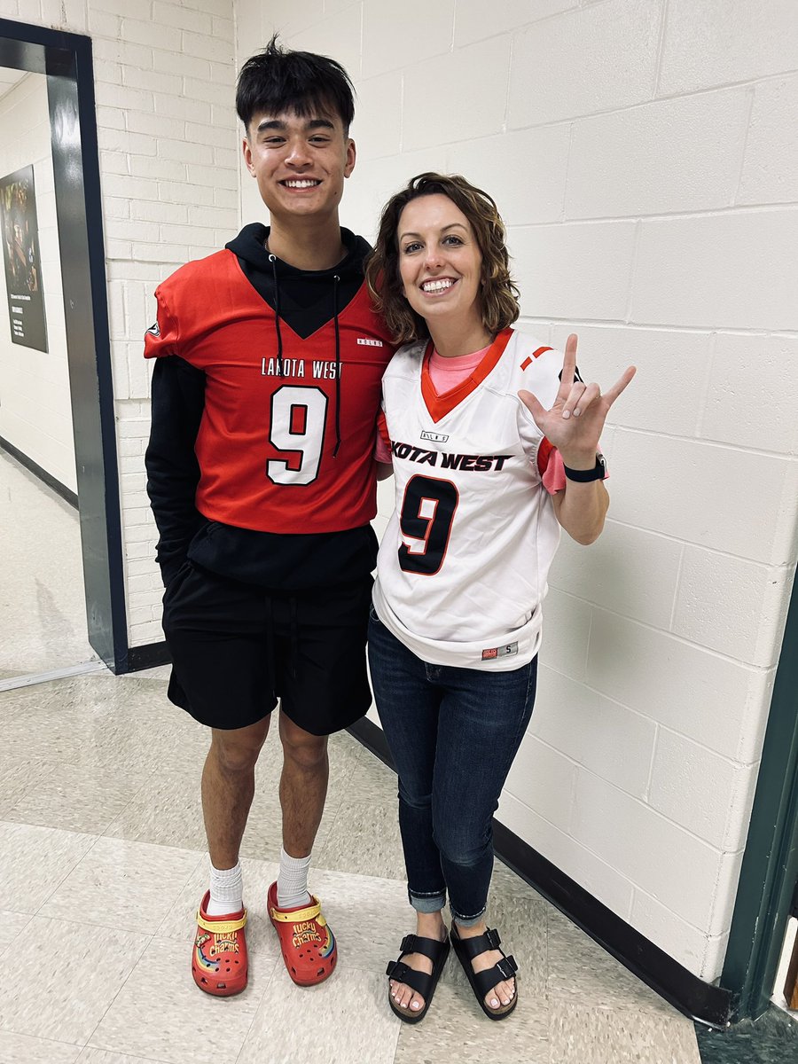 ASL students had a great week! Signing the National Anthem at Volley for the Cure, surprise visit from Matt “The Hammer” Hamill to promote his #ASL Expo on Oct. 5th, Spirit Week for Homecoming, &amp; celebrating 👑<a href="/KnicolASL/">Knicol</a>’s birthday 🎉 <a href="/FelWaldock/">Felicia {Schroeder} Waldock</a> <a href="/ASLMMCOR/">Monica Corcoran</a> #WEareLakota