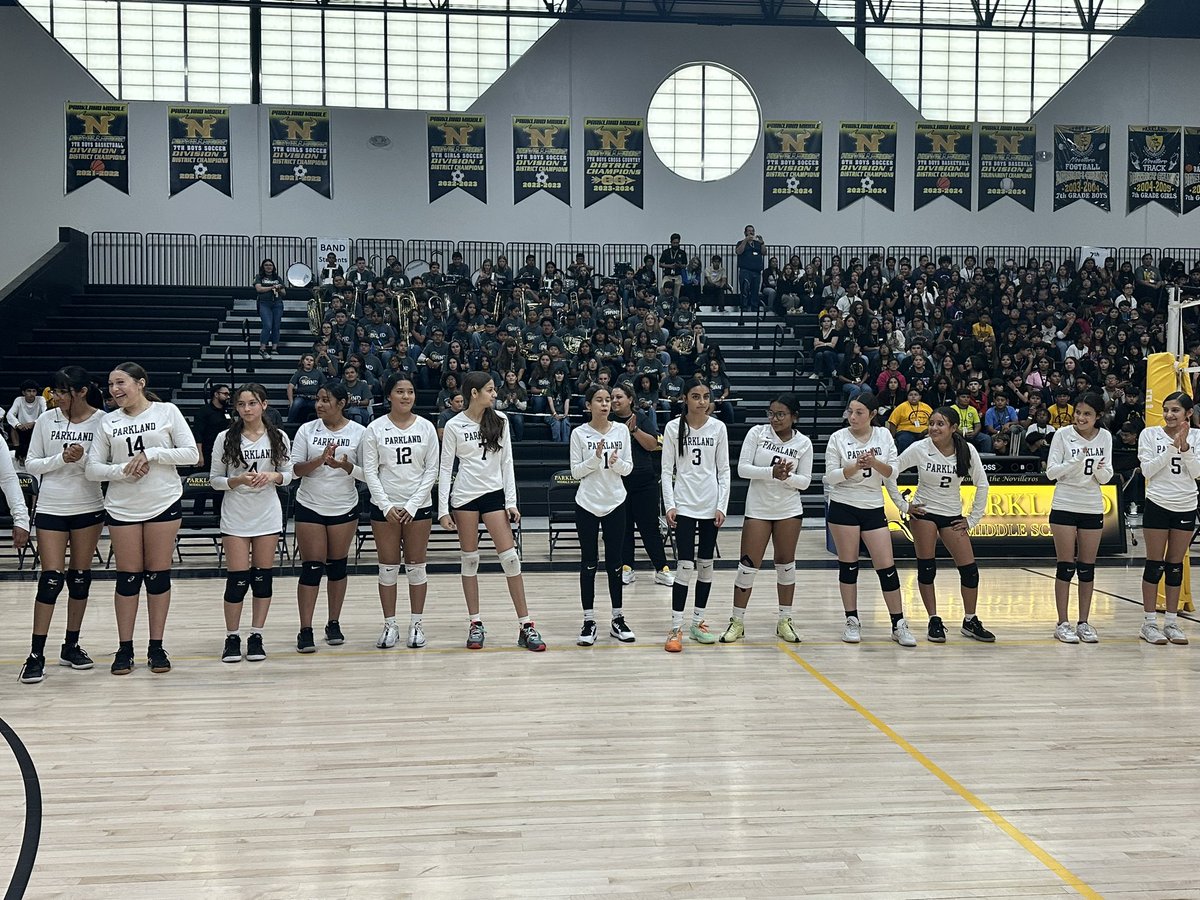 mmaldonado112's tweet photo. Today we had our annual volleyball 🏐 game. Teachers vs 8th grade students. I have to say what a blast our Novilleros had. Great ending to our 1st Fall break💛🖤@jortiz_P_ @TheParkMS https://t.co/Do3PAGn1ed