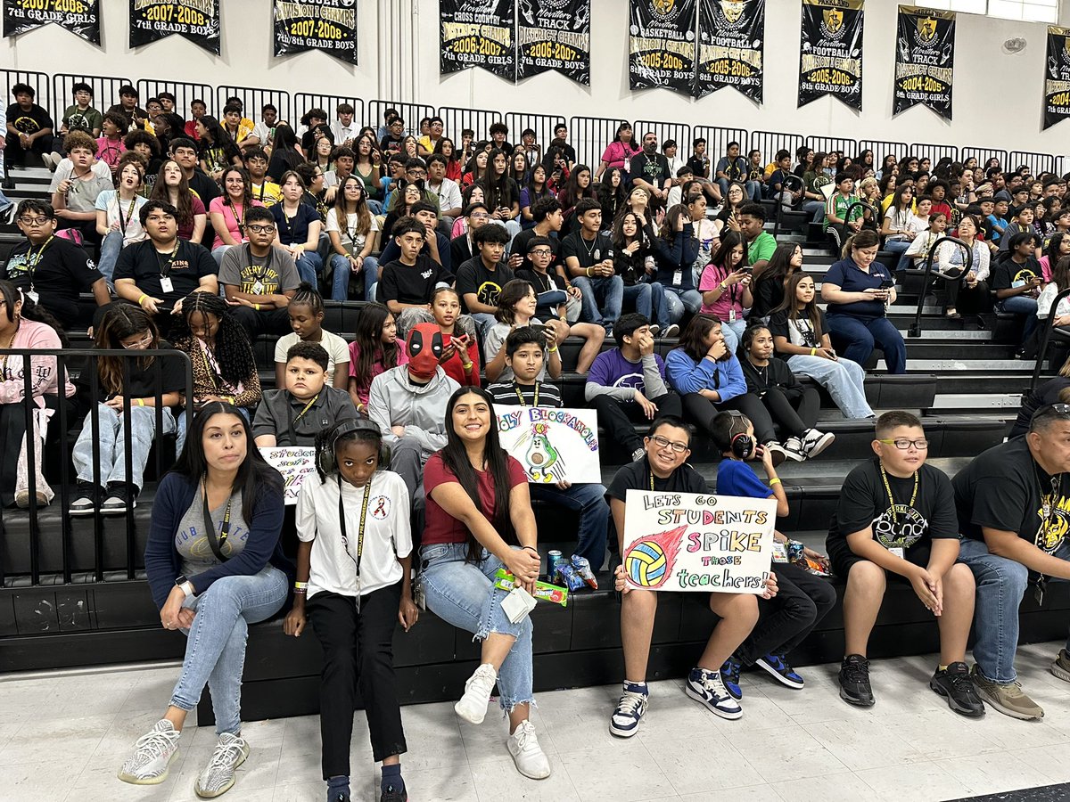 mmaldonado112's tweet photo. Today we had our annual volleyball 🏐 game. Teachers vs 8th grade students. I have to say what a blast our Novilleros had. Great ending to our 1st Fall break💛🖤@jortiz_P_ @TheParkMS https://t.co/Do3PAGn1ed