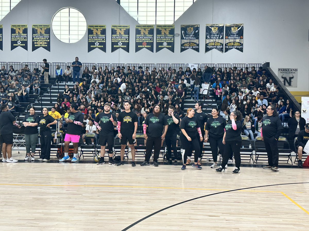 mmaldonado112's tweet photo. Today we had our annual volleyball 🏐 game. Teachers vs 8th grade students. I have to say what a blast our Novilleros had. Great ending to our 1st Fall break💛🖤@jortiz_P_ @TheParkMS https://t.co/Do3PAGn1ed