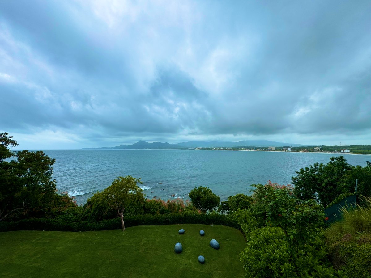 CharlieSinglePV's tweet photo. 🎤Parecemos nubes 🌥️ 🎶
Que se las lleva el viento 💨🎵
Cuando huracanes 🌪️ 🎶
Cuando hay mal de amores 💔🎵
#SingleVallarta #SinglePV #SWvallarta #SwingersVallarta https://t.co/WQTR0AY7yb
