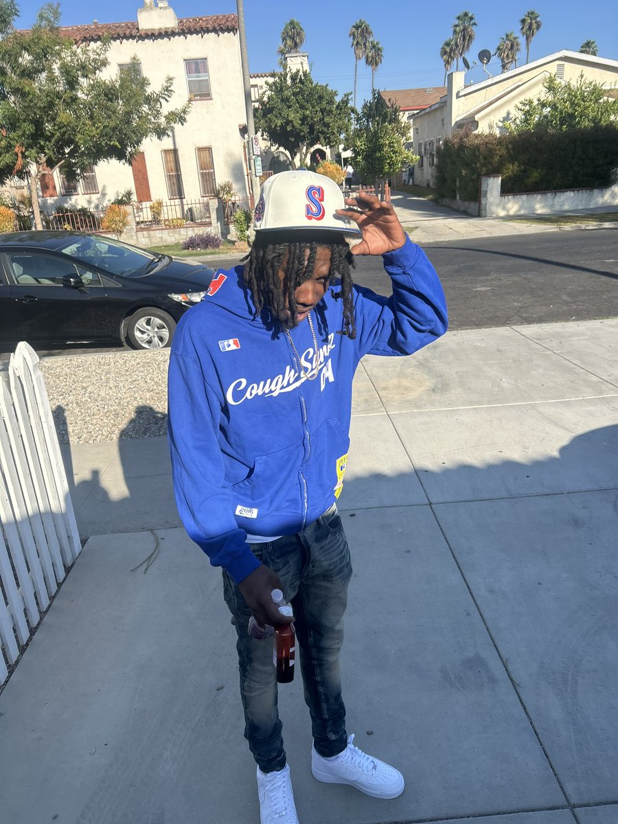 VDUB_Bobo's tweet photo. I was dead broke 💔 than i crawled up out my Grave 🧟💵 #TopTrapper https://t.co/wbMkPuwJoa