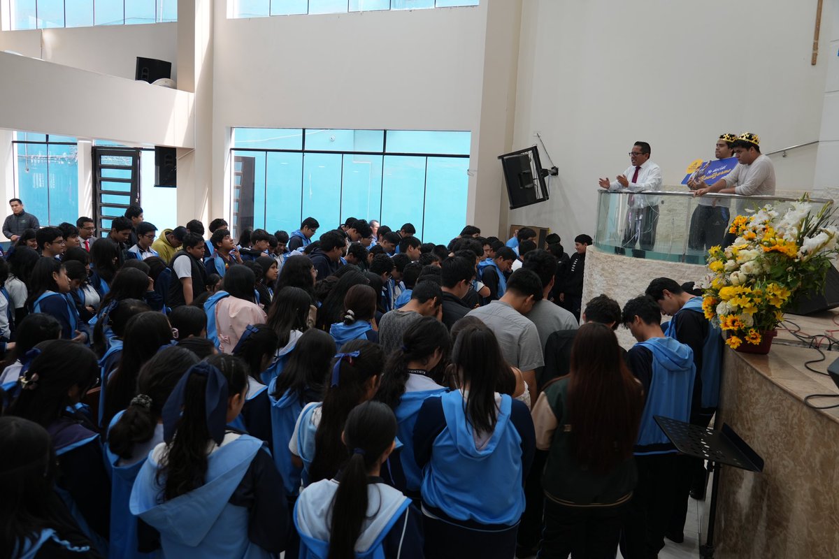 AdventistaMiCOP's tweet photo. El Colegio Adventista El Santa de la ciudad de Chimbote finalizó su Semana de Énfasis Espiritual con la decisión de bautizarse de dos alumnos. 🙏☺️ Oramos por cada uno de ellos. #BautismoDePrimavera #MaranataSpring #SemanaDeLaEsperanza https://t.co/uKm5vJLVtg