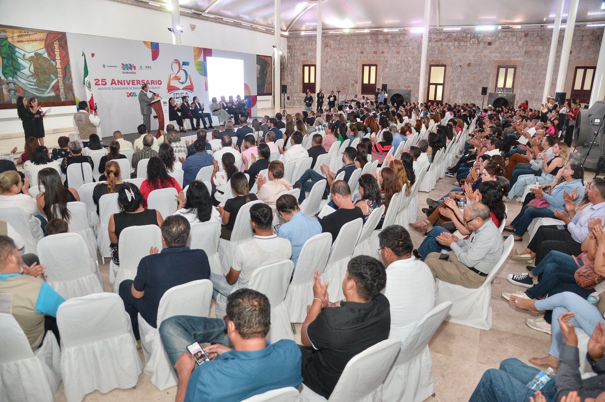 SGGDurango's tweet photo. ▪️@HectorVelaV, en representación de @EVillegasV, celebró el 25 aniversario del #IDEA 🎉.
Se reconoció al personal y se entregaron certificados a decenas de adultos 📜.
¡El futuro de Durango también es educación para nuestros adultos! 💪✨ #AccionesConValor https://t.co/RVGPThbIg2