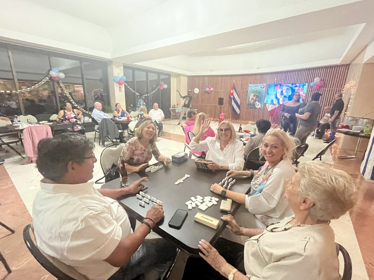 EmbacubaCanada's tweet photo. Desde la @EmbacubaCanada celebramos el 64 Aniversario de los CDR, junto a cubanos residentes en Ottawa.
Durante la celebración recibimos un caluroso mensaje del Coordinador Nacional, @GHNordelo5.🇨🇺
#CDRCuba 
#TodosSomosCederistas
#SomosDelBarrio https://t.co/t9Y7p4RUNQ